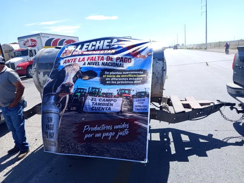 Productores lecheros bloquean carretera en Chihuahua por falta de pago de Liconsa