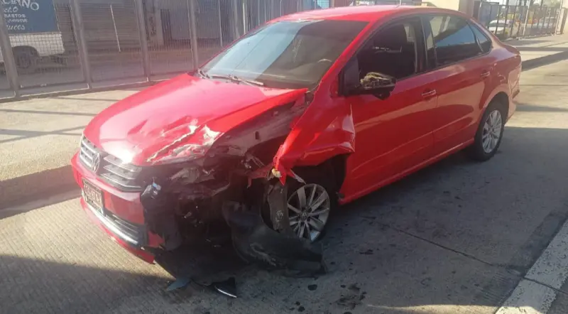 Choca motociclista contra un auto en terminal del Acabús; un lesionado