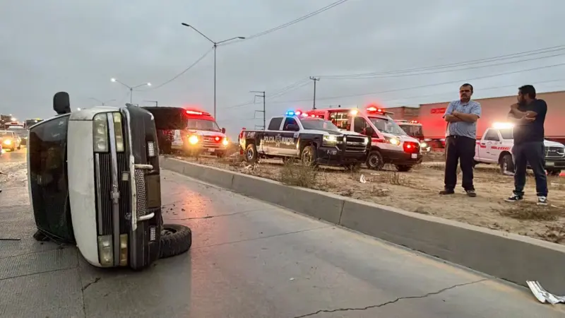 Accidente en bulevar 2000 deja 27 heridos; taxi cae a barranco