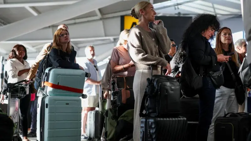 Cancelan cientos de vuelos en aeropuertos de la costa este de EU por corte en línea de telecomunicaciones