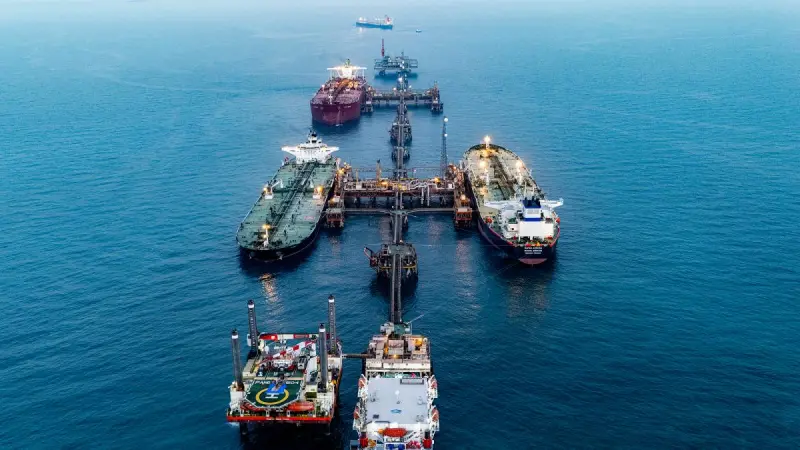 Precios del petróleo abren la semana al alza; barril sube 3% tras interrupción de oleoducto saudí