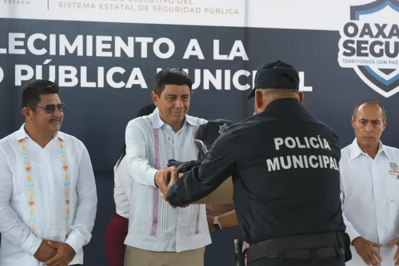 Destina Jara 271 mil pesos para uniformes de policías de la Costa