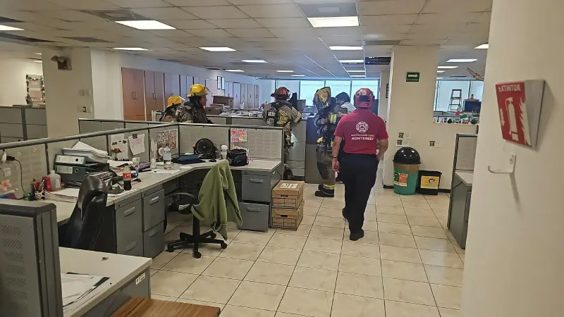 Incendio en oficinas del SAT provoca desalojo de más de 200 personas en Monterrey