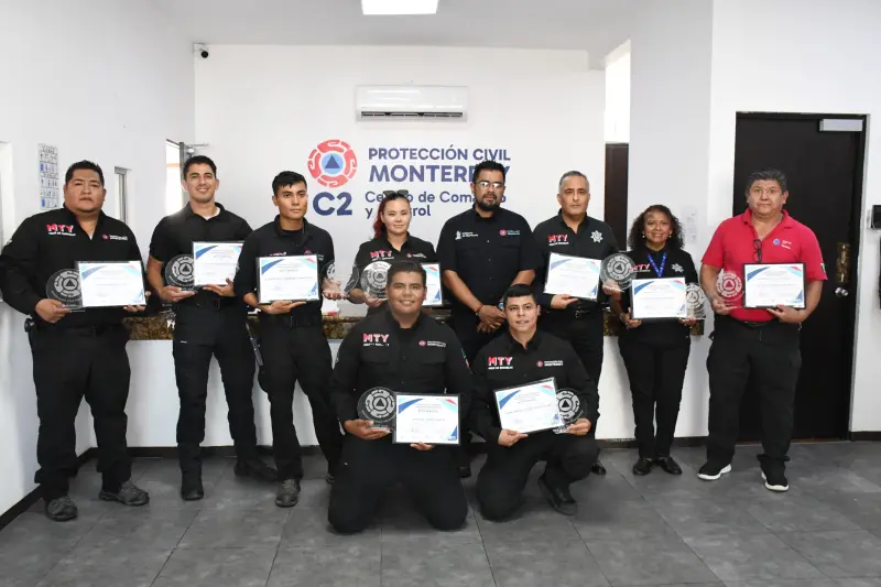 Reconocen a rescatistas de Monterrey por trayectoria y años de servicio