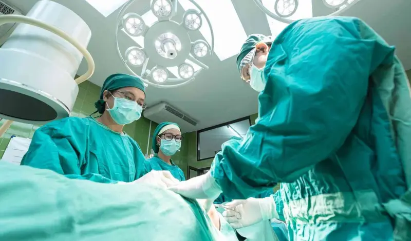 Un exfutbolista de LaLiga fue operado de urgencia tras un severo problema de salud