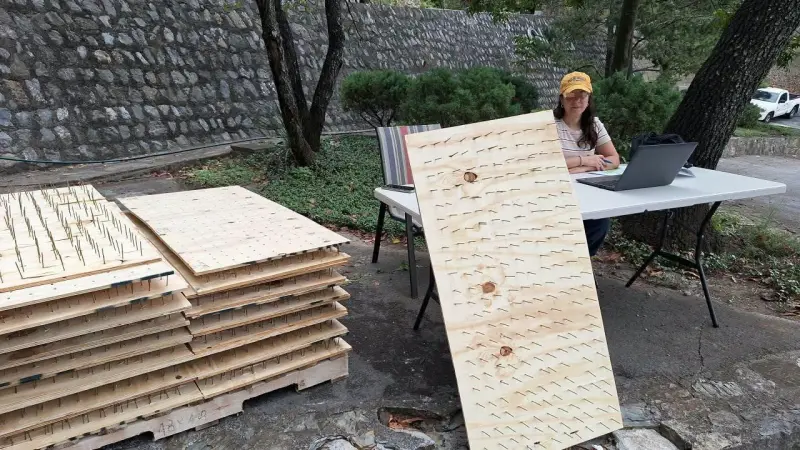 ‘Trampas antiosos’ desatan indignación en San Pedro; vecinos colocan tablas con clavos