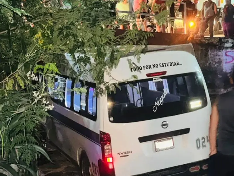 Cae Urvan con pasajeros a canal pluvial en Zihuatanejo; niño lesionado