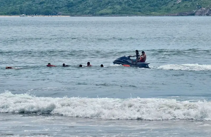 Rescatan a 6 del fuerte oleaje y corrientes marinas en Mazatlán