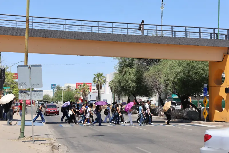 Puente peatonal frente a la Unison quedó rebasado y refleja una ciudad que privilegió al automovilista sobre el peatón, señala sociólogo