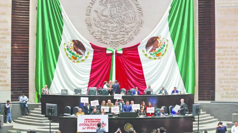 Diputados frenan doble nacionalidad para candidatos