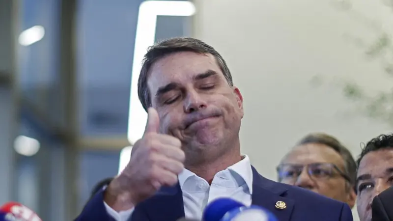 Policía brasileña investiga a Flávio Bolsonaro por lavado de dinero
