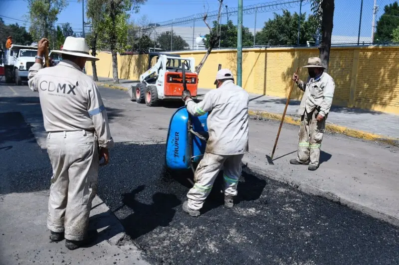Se acaba el asfalto para reparar las calles en CDMX por falta de presupuesto, y la solución podría costar el doble en poco tiempo