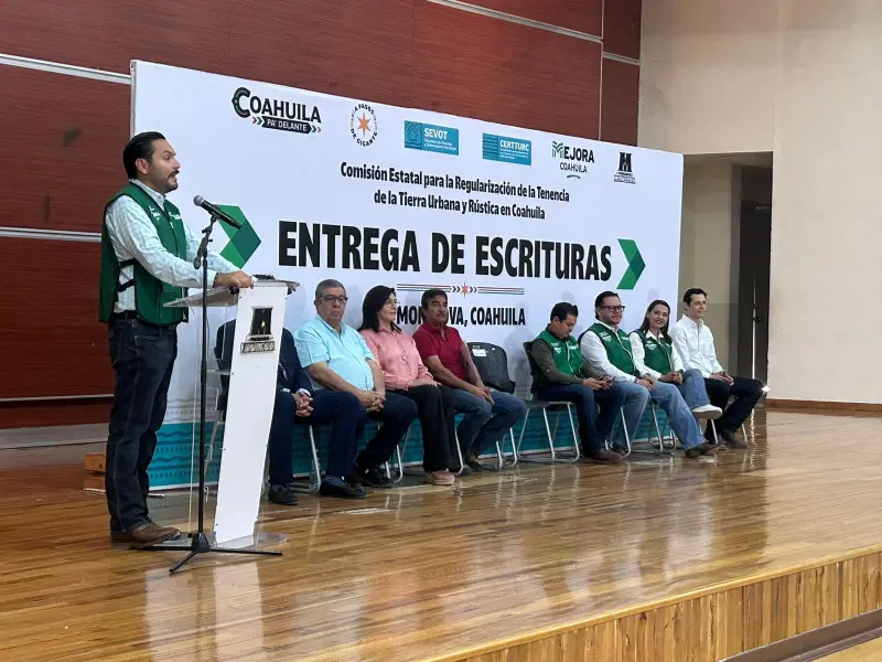 Entregan 237 escrituras a familias de Monclova; algunas esperaron hasta 35 años