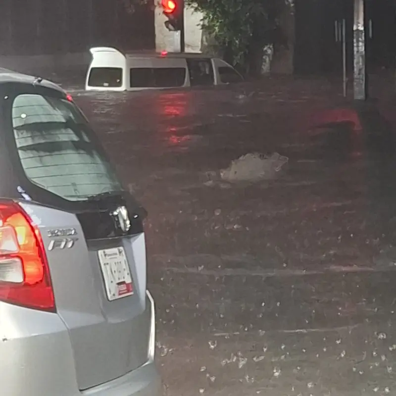 Tromba provoca inundaciones y complicaciones viales en Puebla
