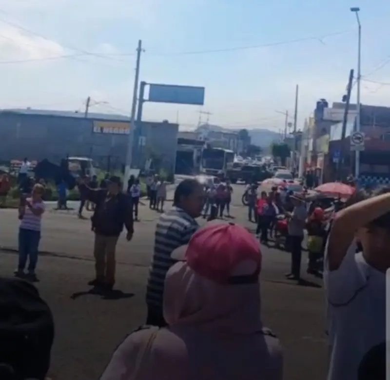 Bloquean carretera libre a Celaya; exigen justicia por asesinato de “Quito”
