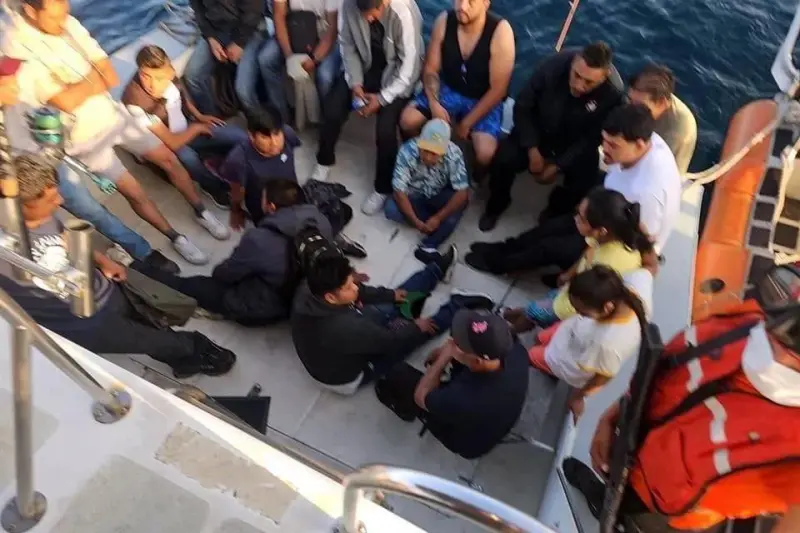 Intercepta Marina dos yates con 45 mexicanos rumbo a Estados Unidos