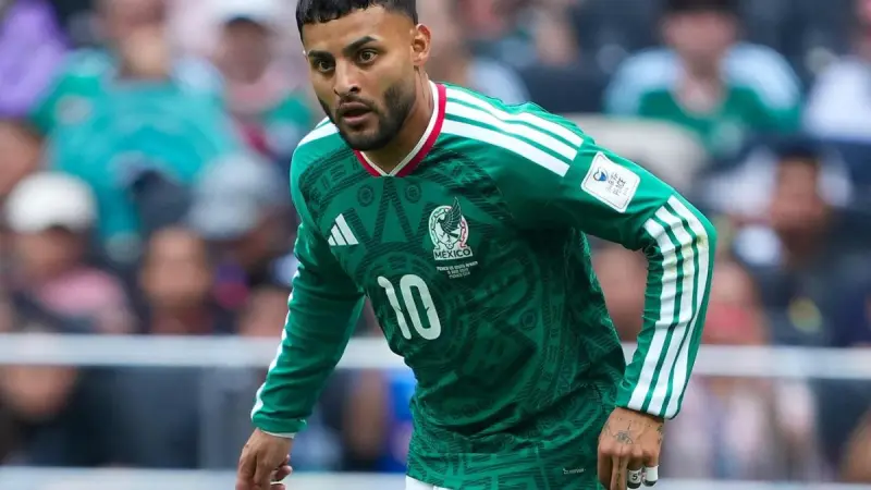 Por poca participación, Alexis Vega piensa en retirarse de la Selección Mexicana