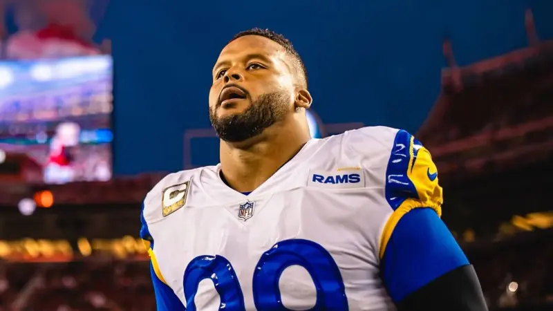 ¿Qué le pasó a Aaron Donald de los Rams y por qué está en duda para el juego de la NFL Semana 1 en Australia?