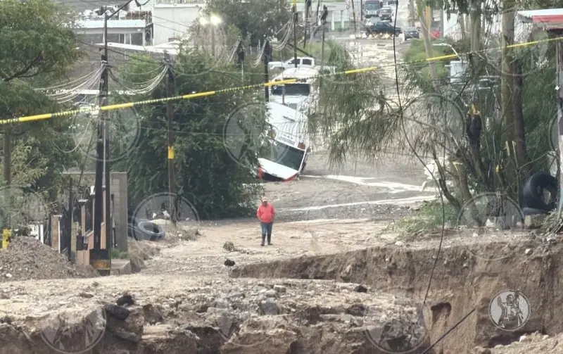 Lluvia destruye avance en reconstrucción de calle con deslave