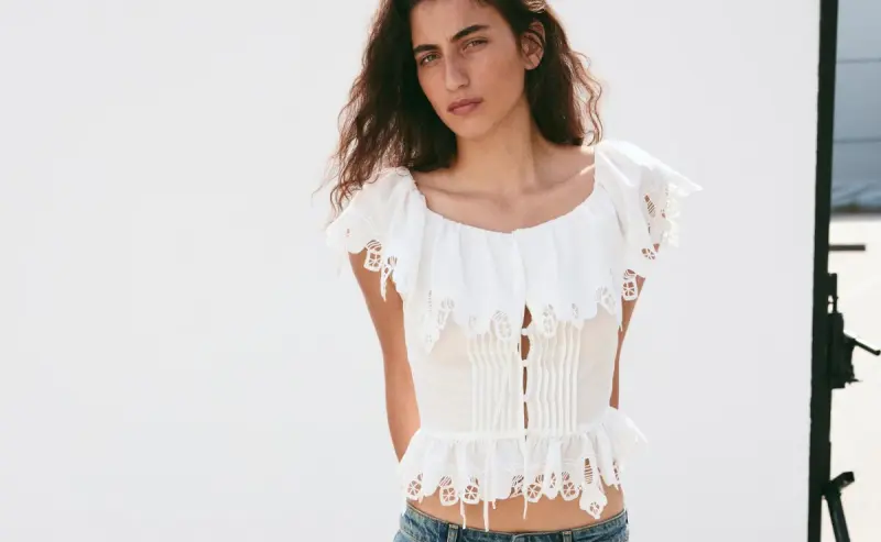 Bordado inglés y volantes: la blusa que queremos llevar toda la temporada de fiestas
