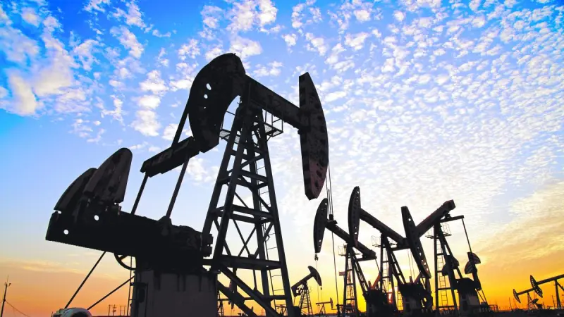 Precios del petróleo cierran con leves bajas ante la perspectiva de mejora del suministro saudí