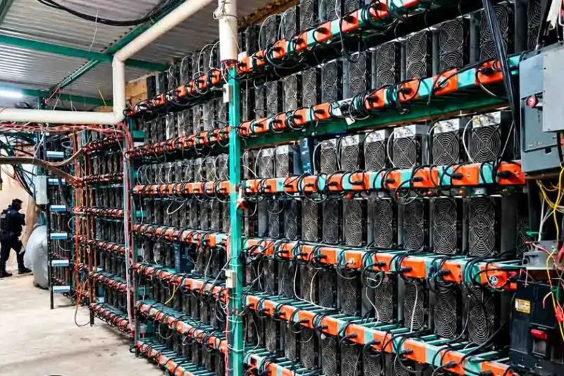 Llevan años sin pagar la luz en varios municipios de Puebla. Alguien quiso aprovecharlo y conectó 1,000 GPUs para minar bitcoins