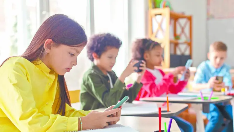 SEP define las reglas para restringir uso de pantallas en las escuelas