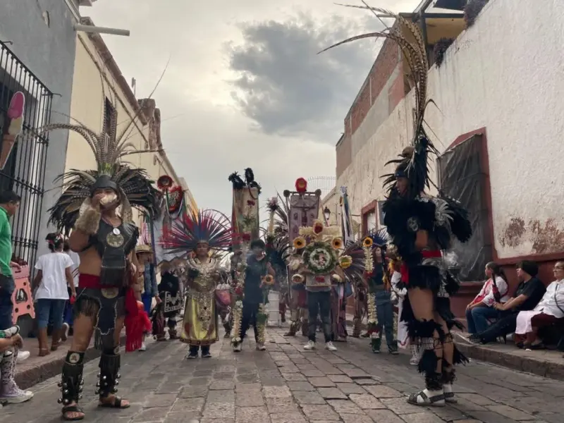 Música, danza y tradición llenan el Centro Histórico por la Santísima Cruz
