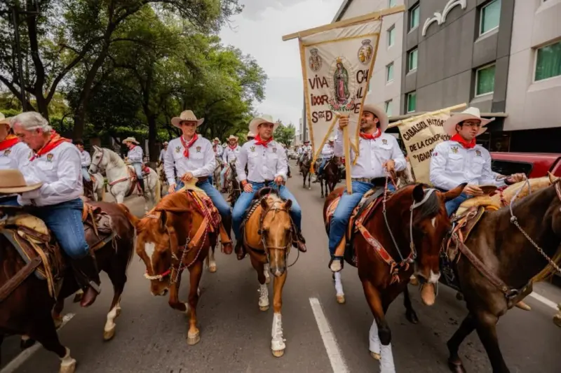 Recuerdan participación de Querétaro en la Independencia con cabalgata histórica