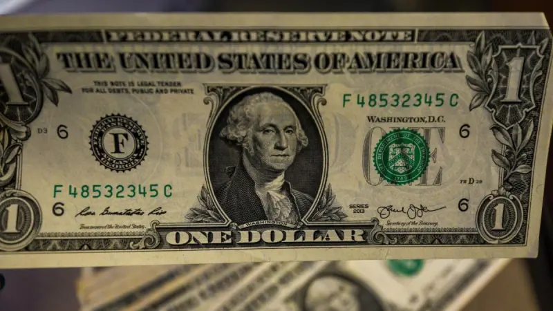 Cae peso por tensiones en Medio Oriente y expectativas sobre la Fed