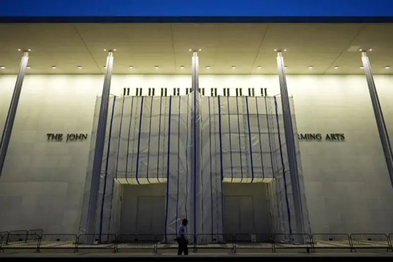 Cerrará Kennedy Center tras fallo contra nombre de Trump