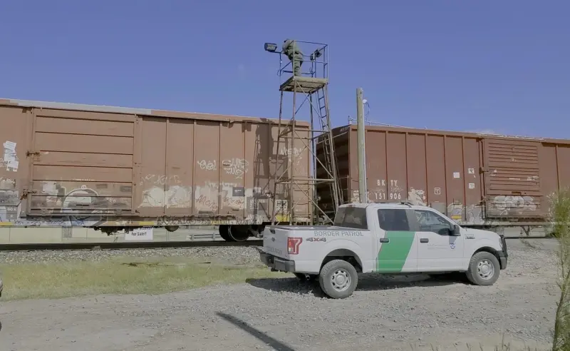 Agentes de la Patrulla Fronteriza de EU rescatan a tres personas encerradas en un vagón de tren
