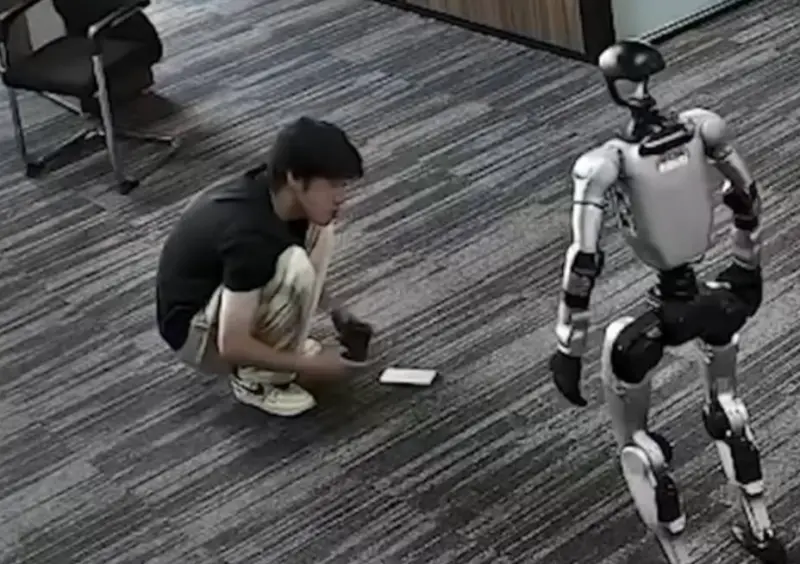 Sorprende Robot humanoide al patear control de ingeniero en China