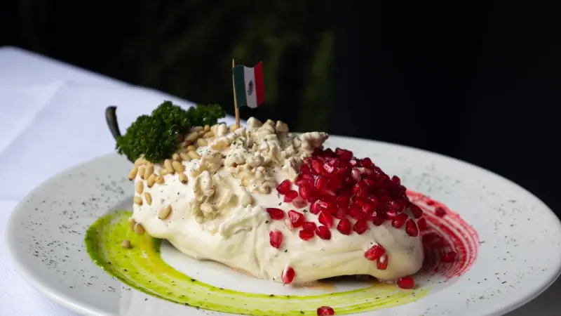 Chiles en nogada en Polanco: Prendes los prepara con poblano de Puebla, nuez de Castilla y jerez