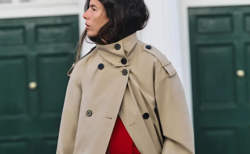 El clásico de moda que nunca falla: este trench es una inversión segura en temporada de lluvias