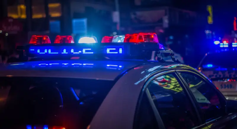 Busca la Policía de Nueva York a sujeto que hirió a oficial con botella