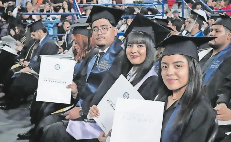 Gradúa la UACJ a 661 profesionistas del ICSA