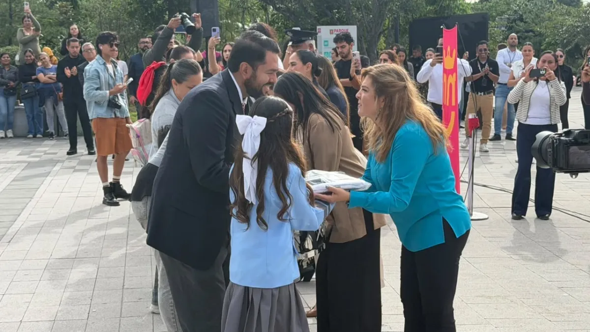 Entregan banderas e instrumentos para bandas de guerra a 35 escuelas de Zapopan