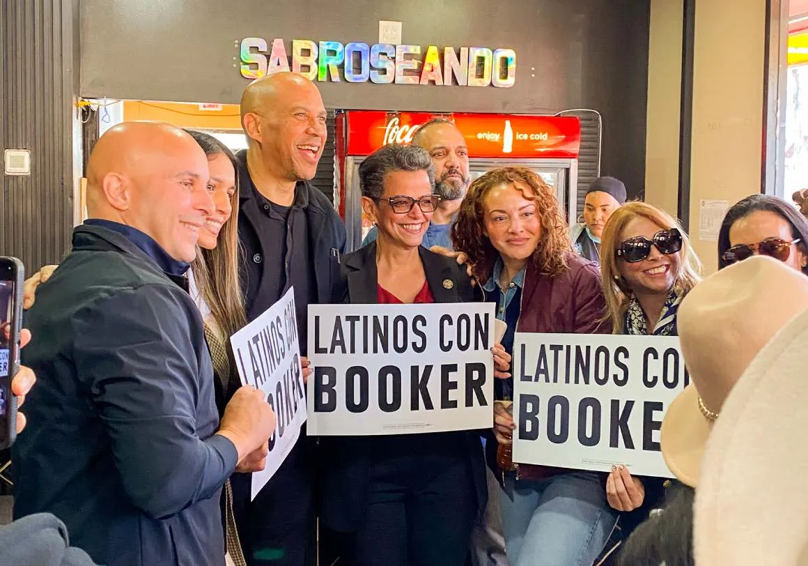 Promete Cory Booker frenar redadas migratorias y aliviar costos de vida
