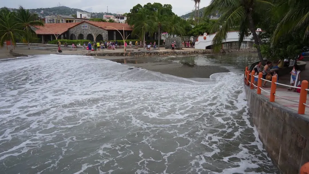 ¡Enormes olas cubren el Centro de Zihuatanejo!
