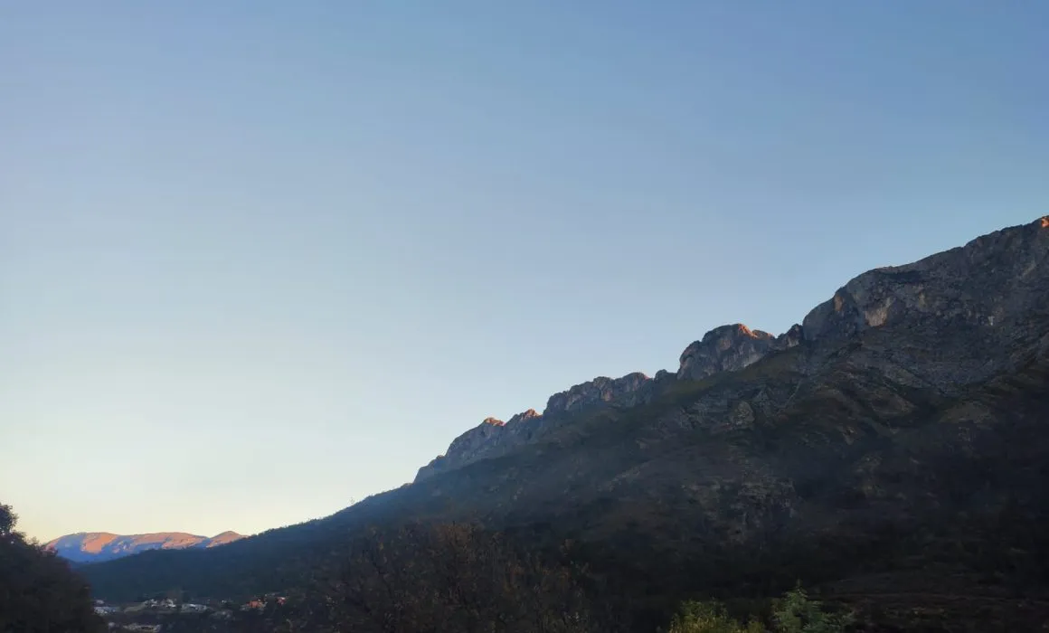 Registran posible primera helada de la temporada en la sierra de NL
