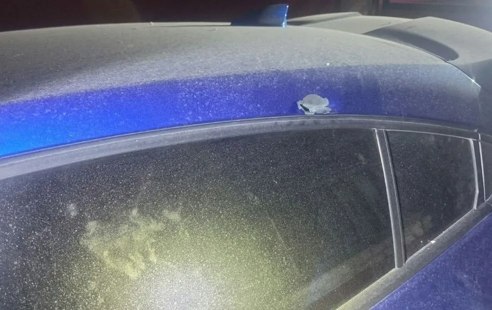Disparan contra casa y auto tras presunta estafa en venta de camioneta