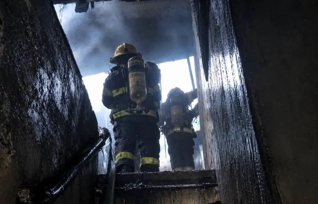 Incendio en vivienda de Puerto Vallarta moviliza a bomberos 