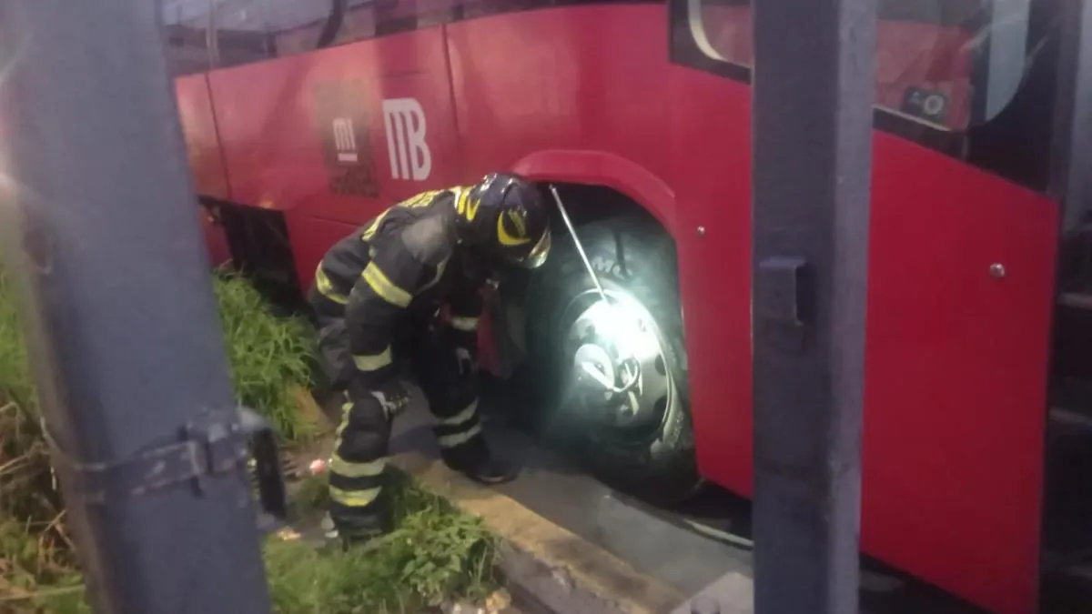Falla en frenos de unidad del Metobús causa conato de incendio
