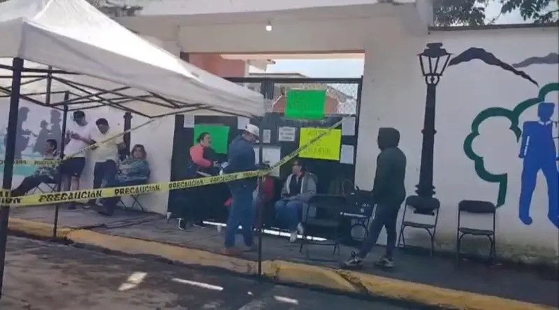 Padres de familia toman secundaria de Mendoza; piden cese de directora