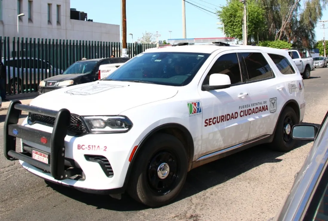 Persecución por una infracción termina con una camioneta abandonada; conductor escapó