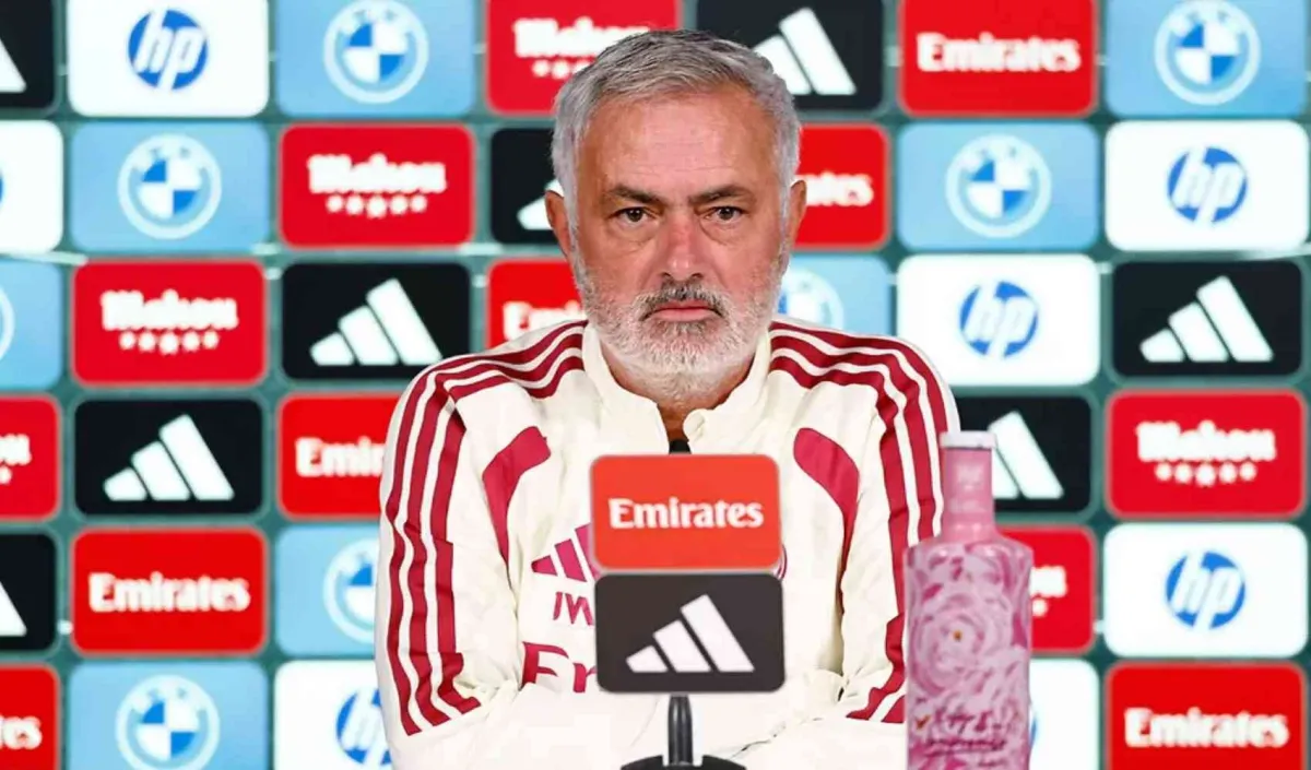 ¿Dumfries como lateral y Valverde como extremo? Revelan la pizarra de Mourinho