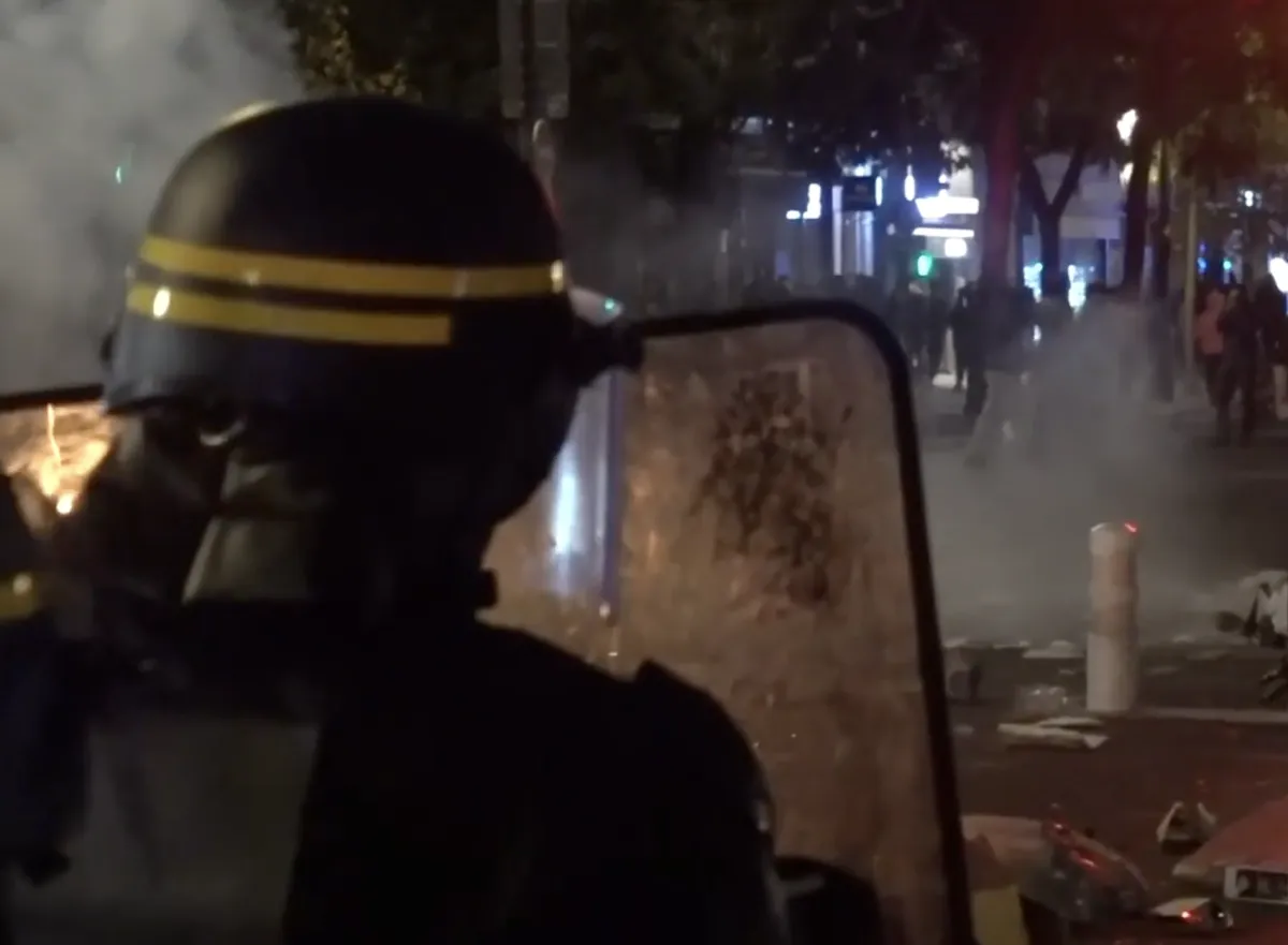 Reanudan protestas en Francia; policía dispersa a manifestantes en París