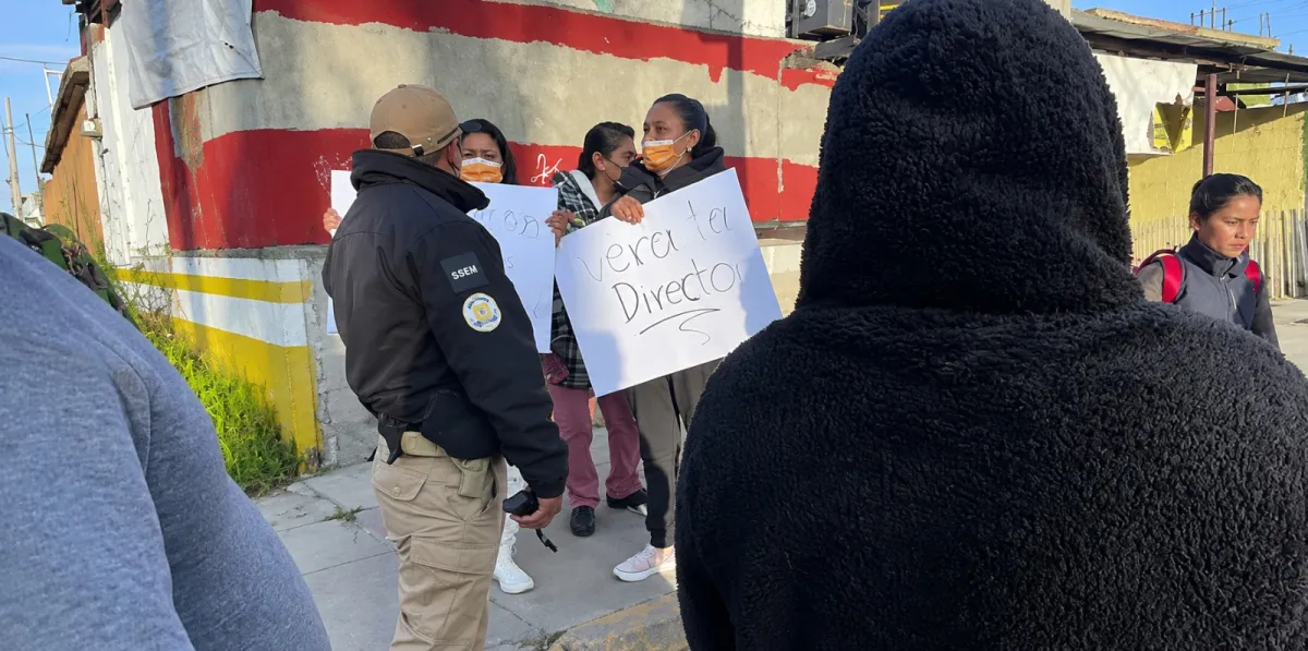 Bloquean padres de familia el Circuito Exterior Metropolitano en Metepec