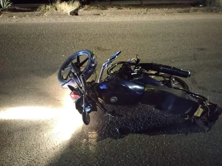 Reportan dos heridos por choque de dos motos con una camioneta en Empalme